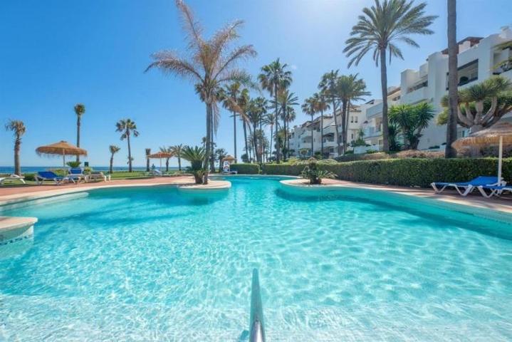 Apartamento en venta en Estepona, 2º línea de playa photo 0