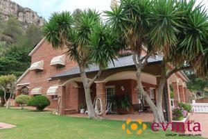 Chalet en venta en Vallirana, Vallirana photo 0