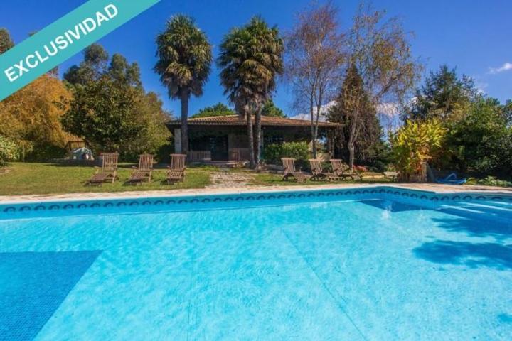 Casa con terreno en venta en Ribeira photo 0
