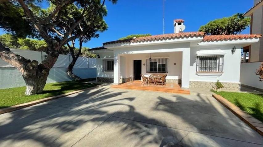 Chalet en venta en Chiclana de la Frontera, 2ª pista de La Barrosa photo 0