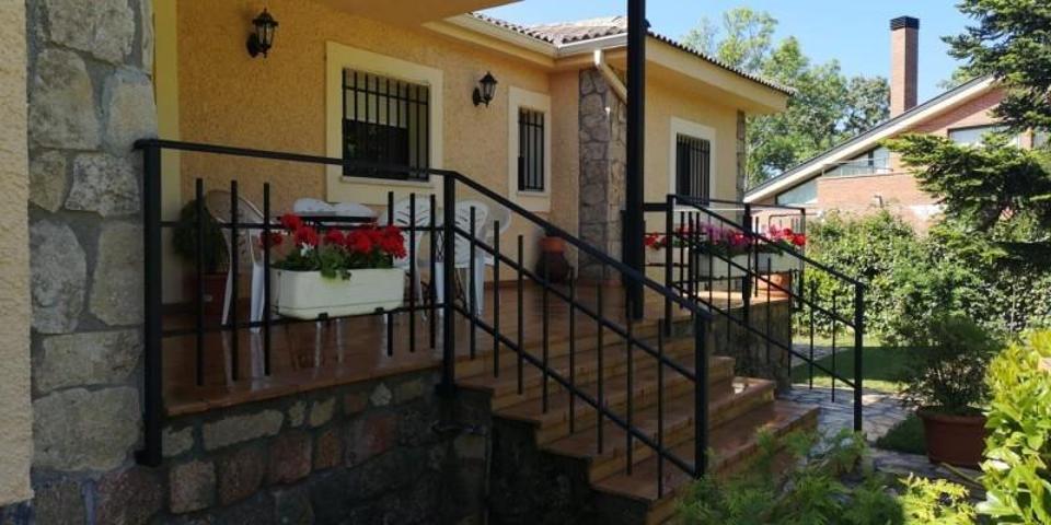 Chalet en venta en Guadarrama, Calle Peñalara, 28440 photo 0