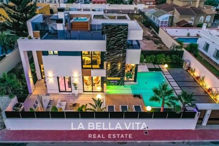 Chalet en venta en Torrevieja, Torreta florida photo 0