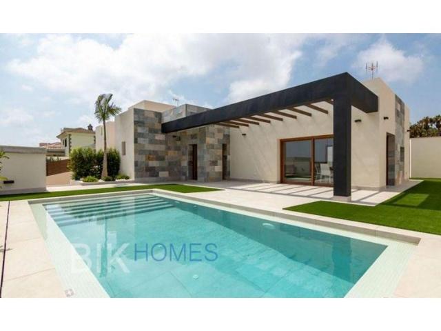 Chalet en venta en Torrevieja photo 0
