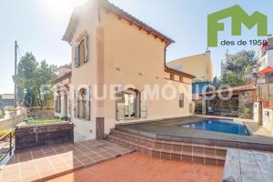 Chalet en venta en Teià photo 0