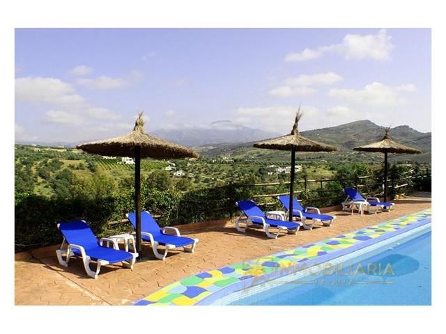 Edificio en venta en Guaro photo 0