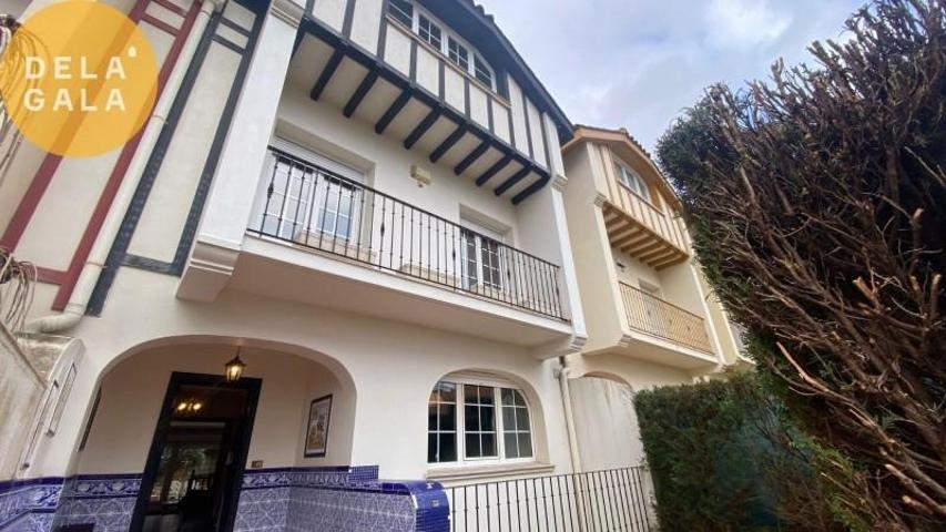 Adosada en venta en Loiu, Zabaloetxe photo 0