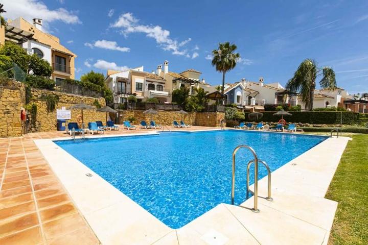 Casas de pueblo en venta en Benahavís, Los Almendros photo 0