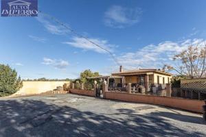 Chalet en venta en Zubia, La Zubia photo 0