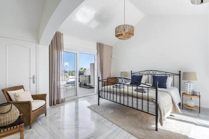 Adosada en venta en Estepona, El Paraíso photo 0