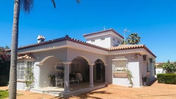 Chalet en venta en Chiclana de la Frontera, Costa de sancti petri photo 0