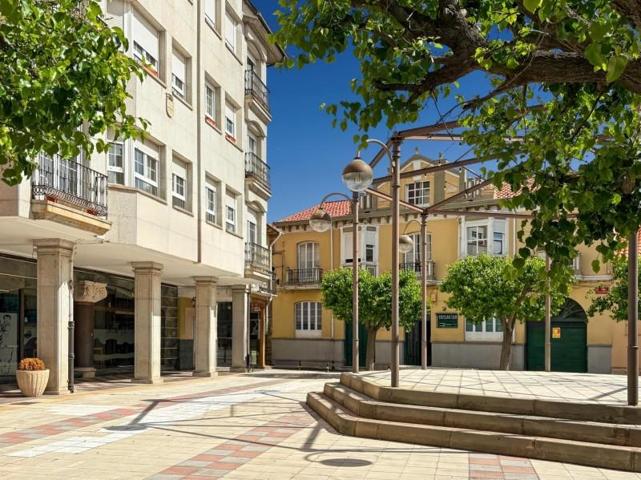 Edificio en venta en La Bañeza, Castilla y leon photo 0