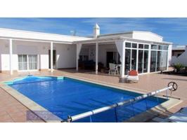 Chalet en venta en Yaiza photo 0