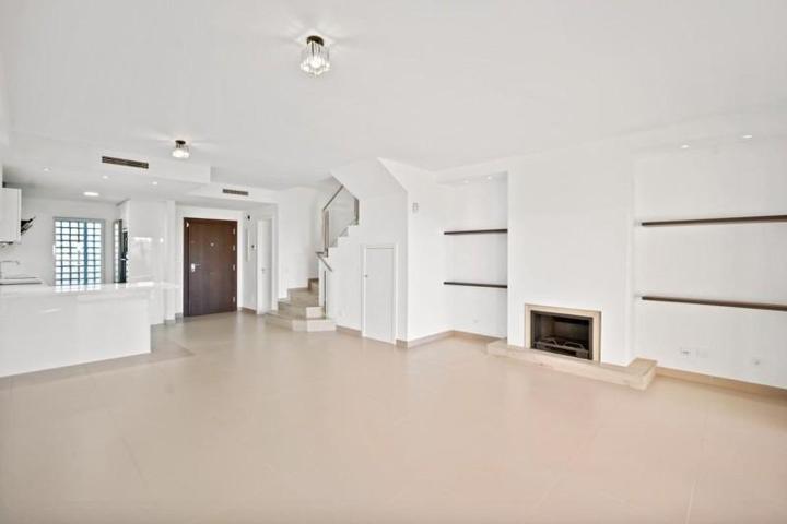 Adosada en venta en Benahavís, El Paraíso Bellevue photo 0