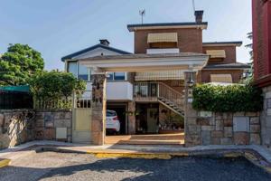 Chalet en venta en Moralzarzal, CENTRO photo 0