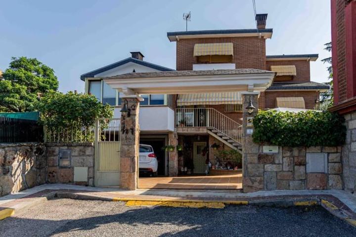 Chalet en venta en Moralzarzal, CENTRO photo 0