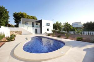 Chalet en venta en Calpe, Los pinos photo 0