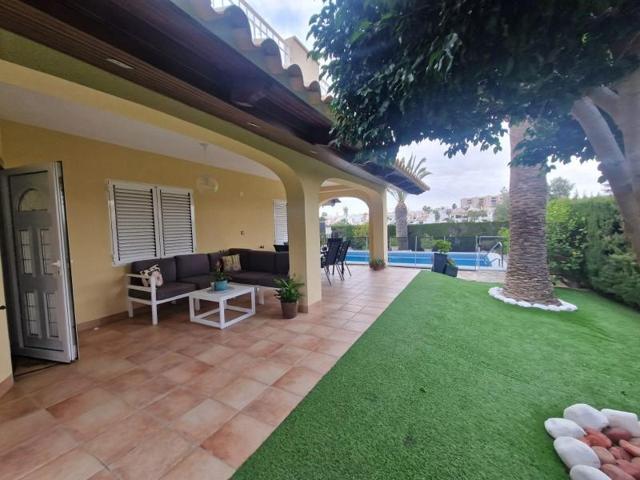 Chalet en venta en Cabo Roig, MUY CERCA DE LA PLAYA photo 0