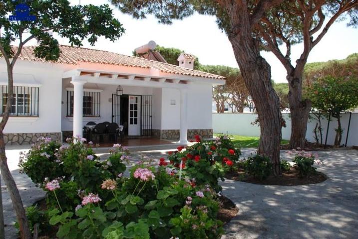 Chalet en venta en Chiclana de la Frontera, 2ª pista de La Barrosa photo 0