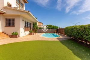 Casa en venta en Sant Andreu de Llavaneres, Playa photo 0