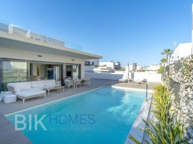 Chalet en venta en Orihuela, Campoamor photo 0