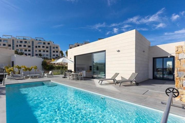 Chalet en venta en Orihuela Costa, Campoamor photo 0