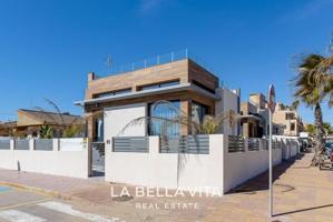 Chalet en venta en Torrevieja, La Mata photo 0