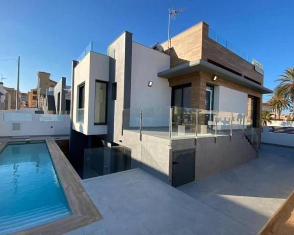 Casa en venta en Torrevieja photo 0