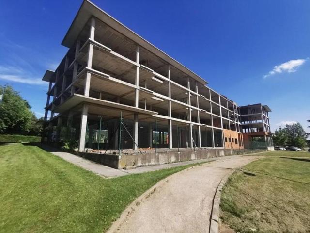 Edificio en venta en León, León photo 0