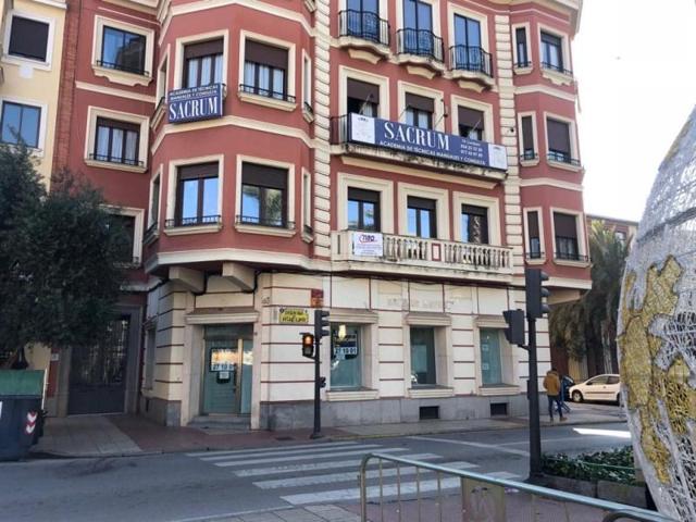 Local comercial en venta en Badajoz photo 0