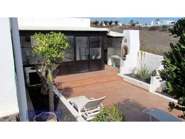 Chalet en venta en Yaiza photo 0