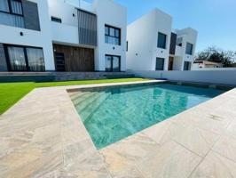 Chalet en venta en Torrevieja, Aguas nuevas 2 photo 0