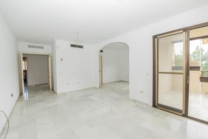 Apartamento en venta en Torremolinos, La Carihuela photo 0