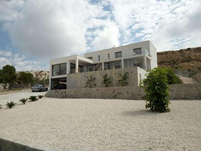 Chalet en venta en Alicante photo 0