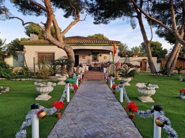 Chalet en venta en Orihuela Costa, Campoamor photo 0