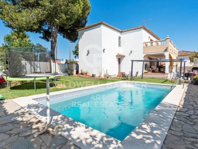 Chalet en venta en Estepona photo 0