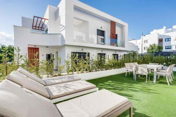 Duplex en venta en Estepona, Bel Air photo 0