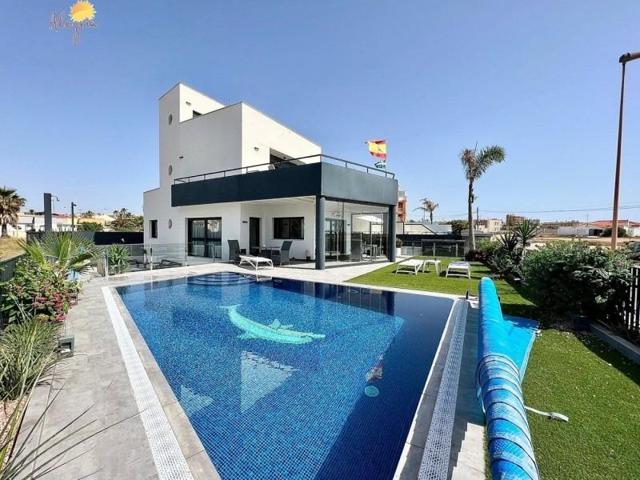 Chalet en venta en Torrevieja, Playa de los locos photo 0