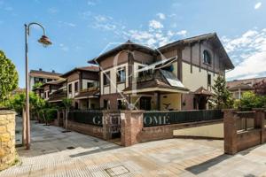 Adosada en venta en Zarautz, Costa vasca photo 0