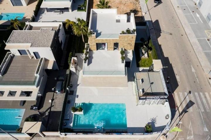 Chalet en venta en Orihuela Costa, Campoamor photo 0