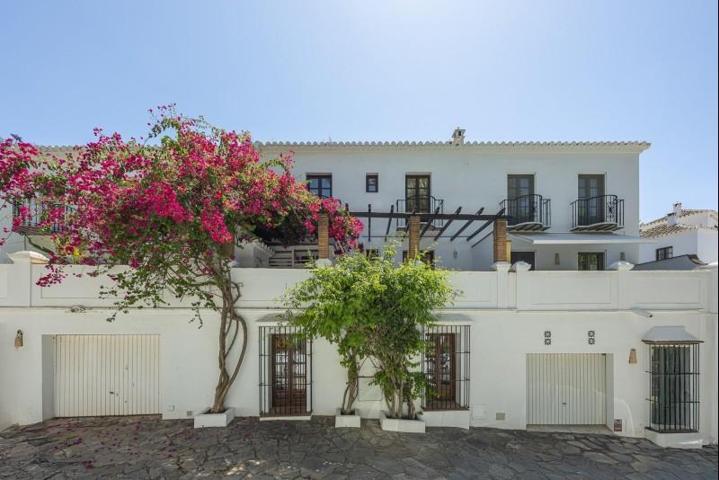 Adosada en venta en Marbella, Marbella Club photo 0