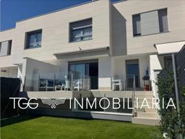 Adosada en venta en Boadilla del Monte, Sector B photo 0
