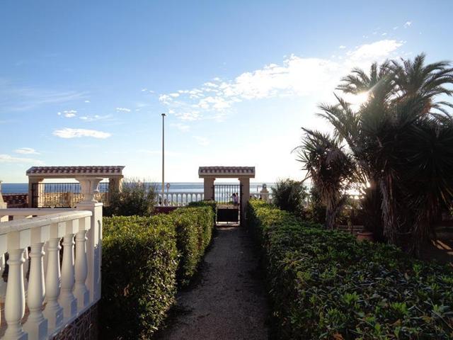 Chalet en venta en Torrevieja, Avenida Roentgen, 03183 photo 0