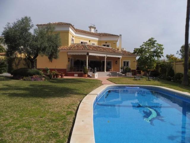 Chalet en venta en Benalmádena, Puerto Marina photo 0