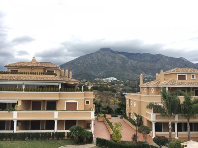 Aticos en venta en Marbella, Milla de oro photo 0