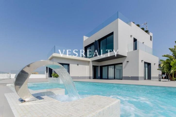 Chalet en venta en Orihuela Costa, Campoamor photo 0