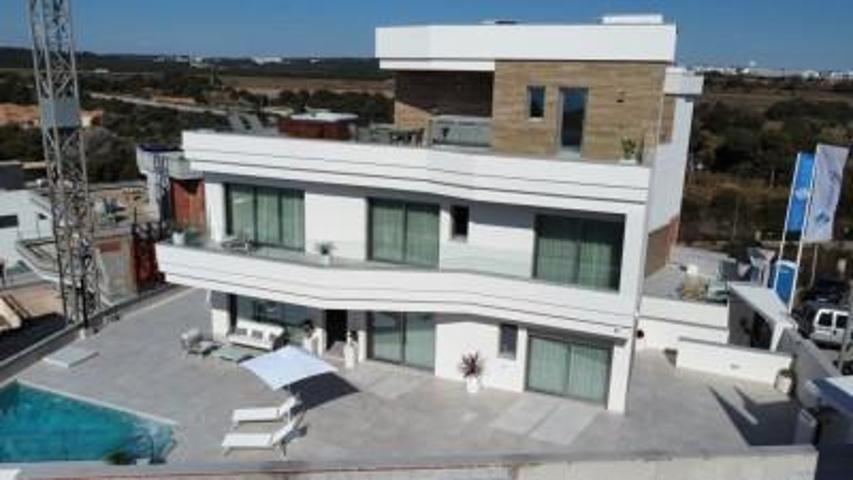 Chalet en venta en Orihuela Costa, Campoamor photo 0
