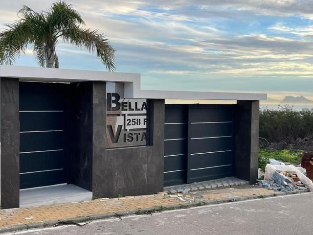 Chalet en venta en San Roque, Torreguadiaro photo 0