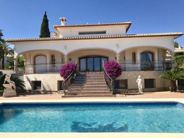 Chalet en venta en Denia photo 0