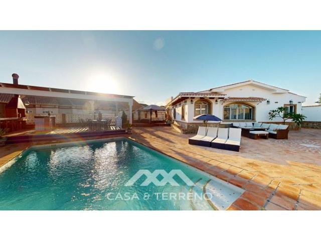 Chalet en venta en Vélez-Málaga photo 0