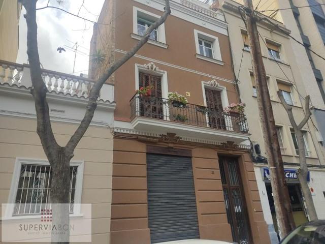 Edificio en venta en Barcelona, El Guinardó photo 0